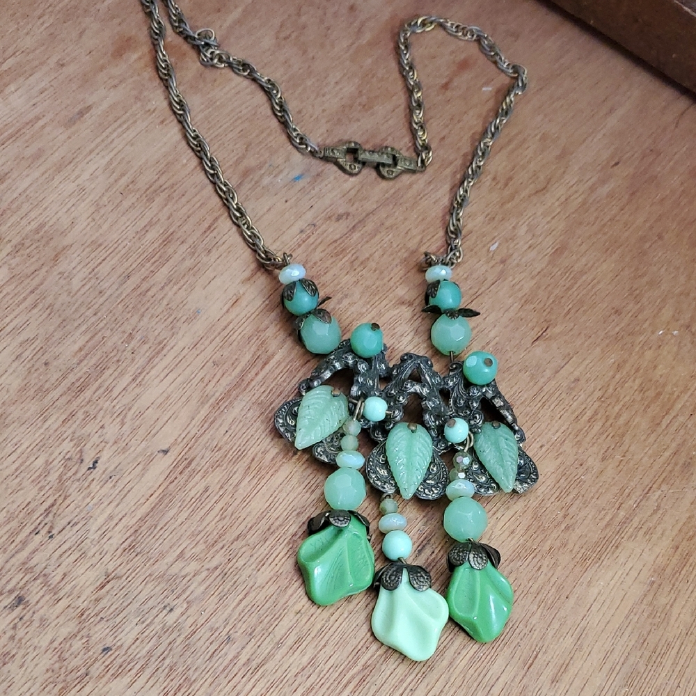 Elegant Green Leaf Pendant Necklace 1930's DX754